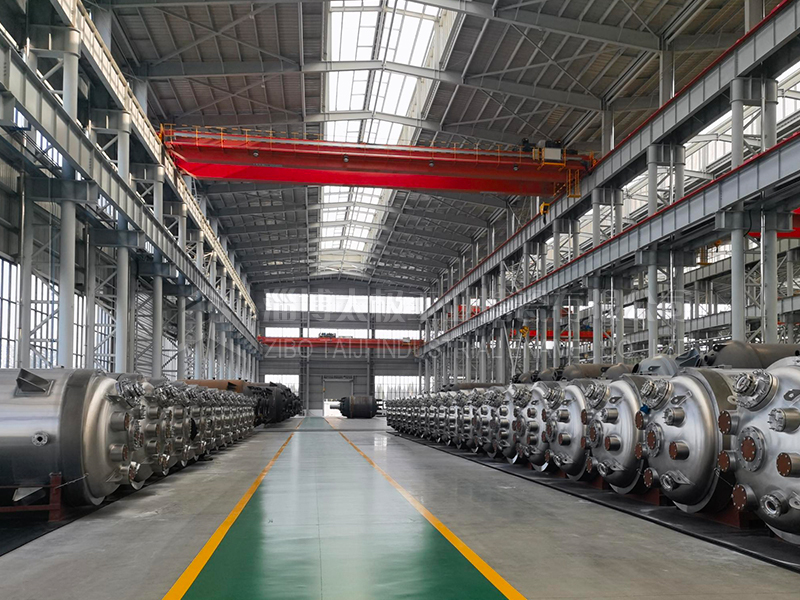 太極大型搪玻璃設備生產(chǎn)車間